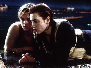 Végre kiderült, miért nem mászhatott fel a Titanicban Jack arra az ajtóra Rose mellé!