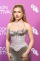 A Florence Pugh által alakított Cathy Ames a történet elején tinédzser, illetve fiatal felnőtt, a színésznő viszont januárban már 31. születésnapját ünnepelheti. 