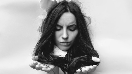 Csukott szemmel kotorászva a semmiben: Mit tehet az ember, ha válaszok nélkül marad egy szakítás után?