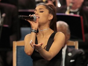 Ariana Grande ebben a miniruhában ment temetésre, és mindenki felháborodott ezen