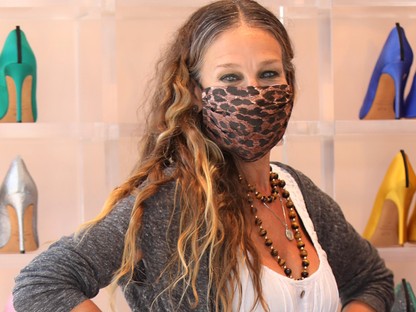 Sarah Jessica Parker besétált a saját cipőboltjába a világ legmenőbb papucsában