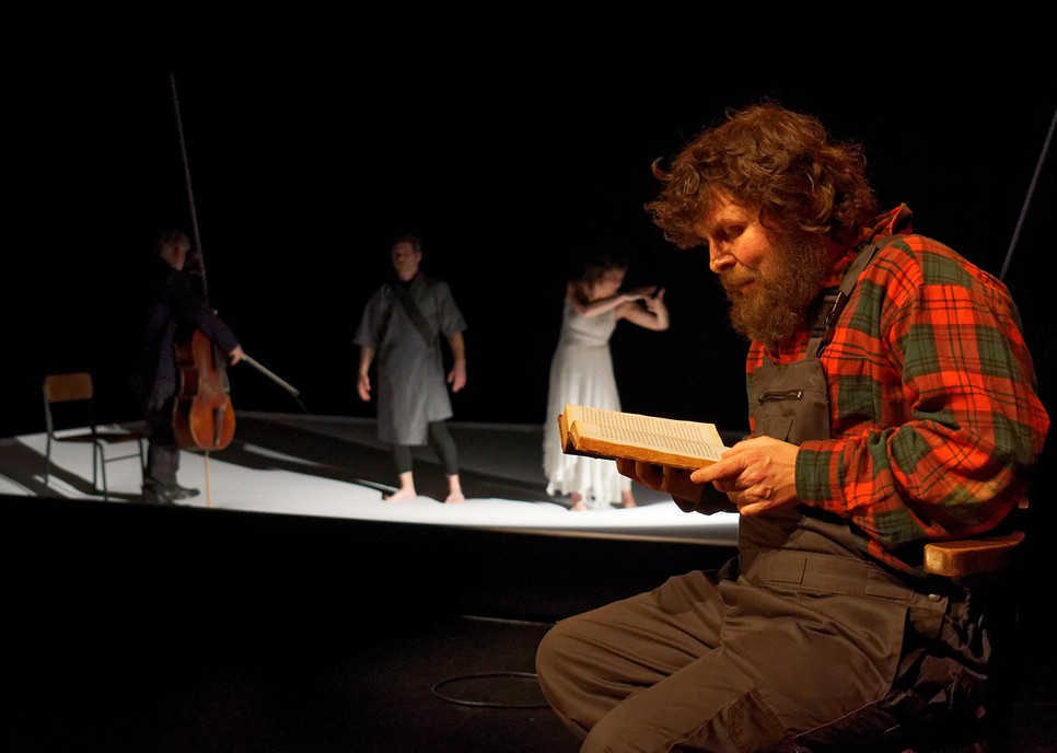 Mindannyiónknak jót tenne, ha életünk történéseit, konfliktusait, kríziseit egy mese formájában végighallgathatnánk. A mesének gyógyító ereje van!