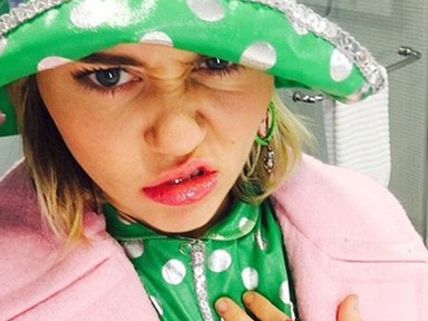 Mi az ott Miley Cyrus ujján? Csak nem egy ELJEGYZÉSI GYŰRŰ??!