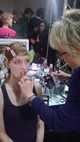 Készül a smink a Dior show-ra.