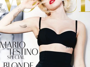 Miley Cyrus megint pucérkodik - szőkén szexibb