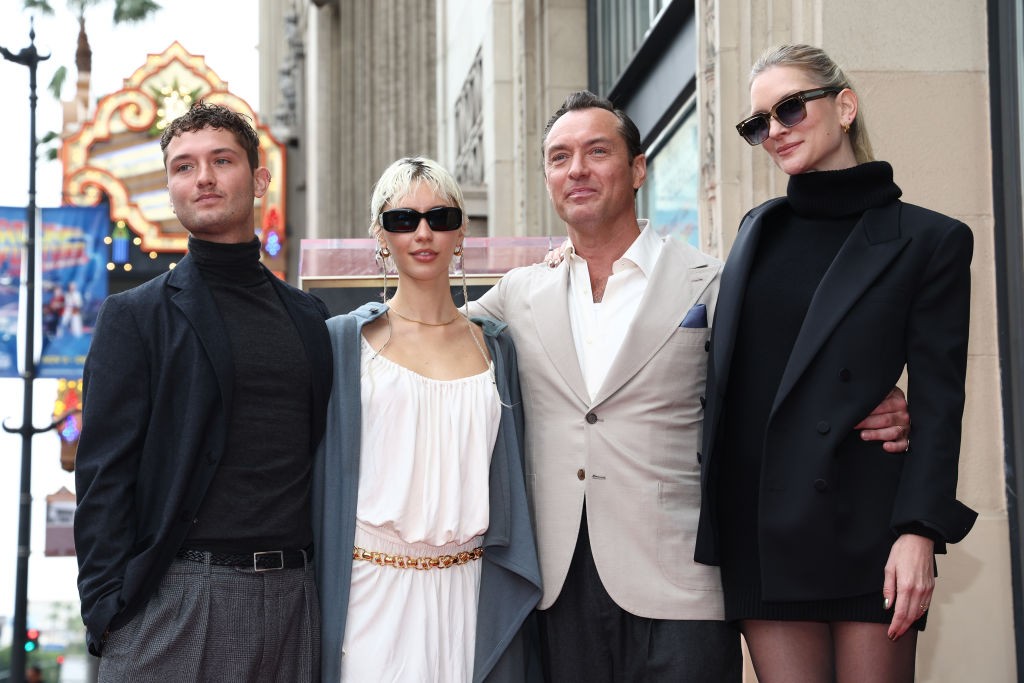 Amikor Jude Law és Rafferty Law együtt jelennek meg valahol, nem lehet nem észrevenni, hogy mennyire hasonlítanak egymásra. Rafferty a Végrehajtók című filmben debütált a képernyőn, ahol apja karakterének, Remynek a fiatalabb változatát alakította.