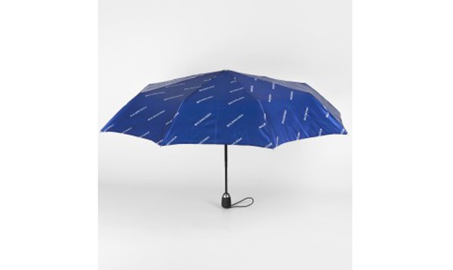 Balenciaga esernyő - mások utálják a hirtelen jött viharokat, de te alig várod, hogy végre zuhogjon, rád úgyis csak aranyeső hullik, amióta 28 ezer forintért megvetted ezt az ernyőt.