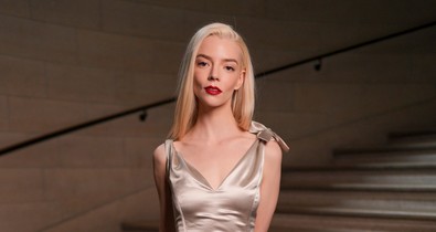 Anya Taylor-Joy Victoria Beckham selyemruhája maga az álom, melltartót sem vett alá a színésznő
