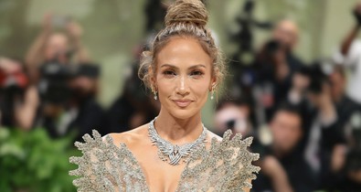 Jennifer Lopez aprócska felsőben mutatta meg kockás hasát, elképesztő formában van az 56 éves énekesnő