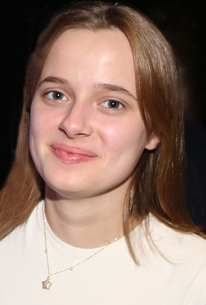 Vivienne (17 éves): Knox ikertestvére, Vivienne az utóbbi hónapokban valósággal berobbant a színházi világba, ráadásul közvetlenül édesanyja mellett. Produceri asszisztensként dolgozott Angelina Jolie oldalán a hatalmas sikert arató The Outsiders című Broadway-musicalen, ahol a stáblistán ő is a Vivienne Jolie nevet használta. A színház iránti rajongása és munkamorálja a rendezők szerint kiemelkedő, így minden esély megvan rá, hogy egy nap sikeres színházi szakember váljon belőle.