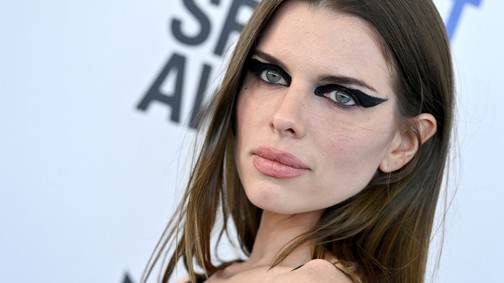 Julia Fox új szintre emelte a kis fekete fogalmát, az övé csak övekből áll