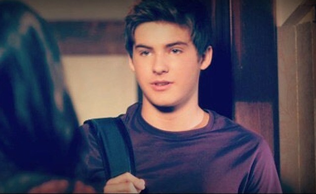 A Pretty Little Liars-ben még Aria lázadó öccse volt! Nézd, milyen jó pasi most!