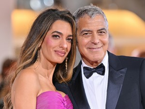 Akár egy görög istennő: Amal Clooney földöntúli szépségként ragyogott férje, George Clooney oldalán