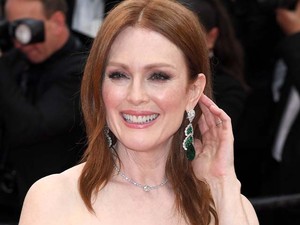 Julianne Moore a lehető legjobb színt választotta a vörös szőnyegre