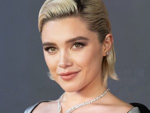 Florence Pugh melltartó nékül lépett ki az utcára, meztelenruhája nem sokat bízott a képzeletre