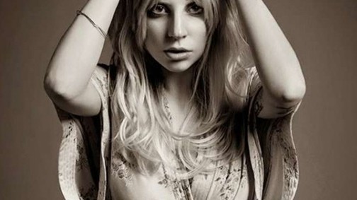 Lady Gaga alig felismerhető, de csodás az új címlapja