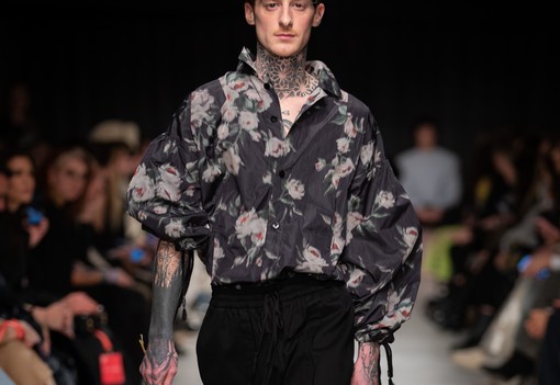 Betyárromantika a kifutón: Zsigmond Dóra új kollekciója a múlt és a jelen határán