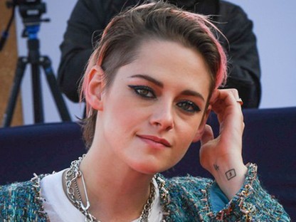 Kristen Stewart két nagyon vagány Chanel szettel borzolta a kedélyeket a filmfesztiválon