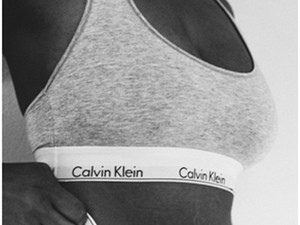 Ez az anyuka büszkén vállalja terhességi csíkjait