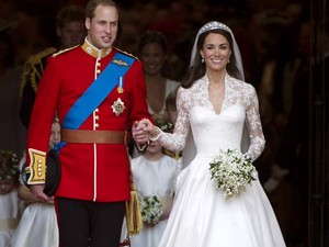Az Alexander McQueen márka ellopta Kate Middleton esküvői ruhájának terveit! Ezt állítja egy angol tervező