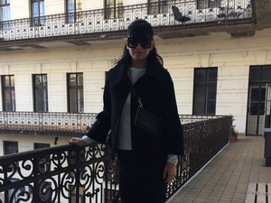 Tökéletes laza szett a rohanós naphoz, Vajda Alexandra gardróbjából!