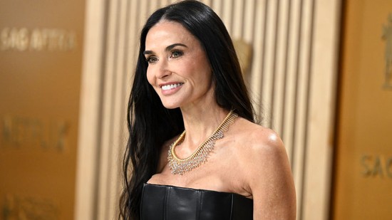 Demi Moore címlapfotója láttán nem jutunk szóhoz, egyszerűen bomba formában van a 62 éves színésznő