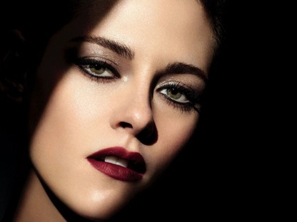 Kristen Stewart újraidézi Alkonyatos karakterét a Chanel új sminkkampányában