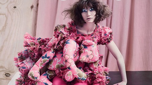 Pufi rózsaszín ruha, plüss állat és őrült haj