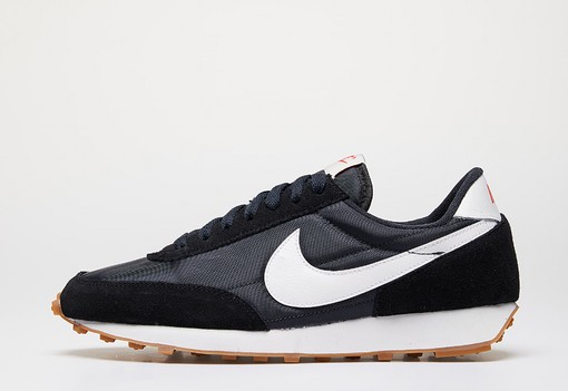 2024 stílusikonja Dakota Johnson, még a sneaker divatot is ő diktálja idén