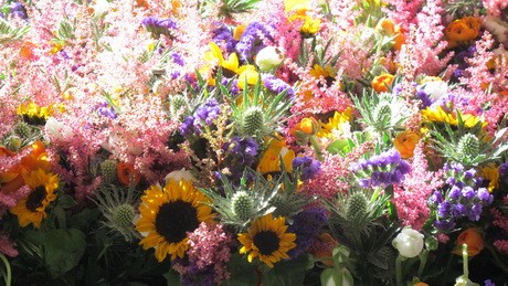 A tavaszi nyári kollekciójuk egyik nagy szanzációja az lesz, hogy virágba borítják a ruhatáradat 