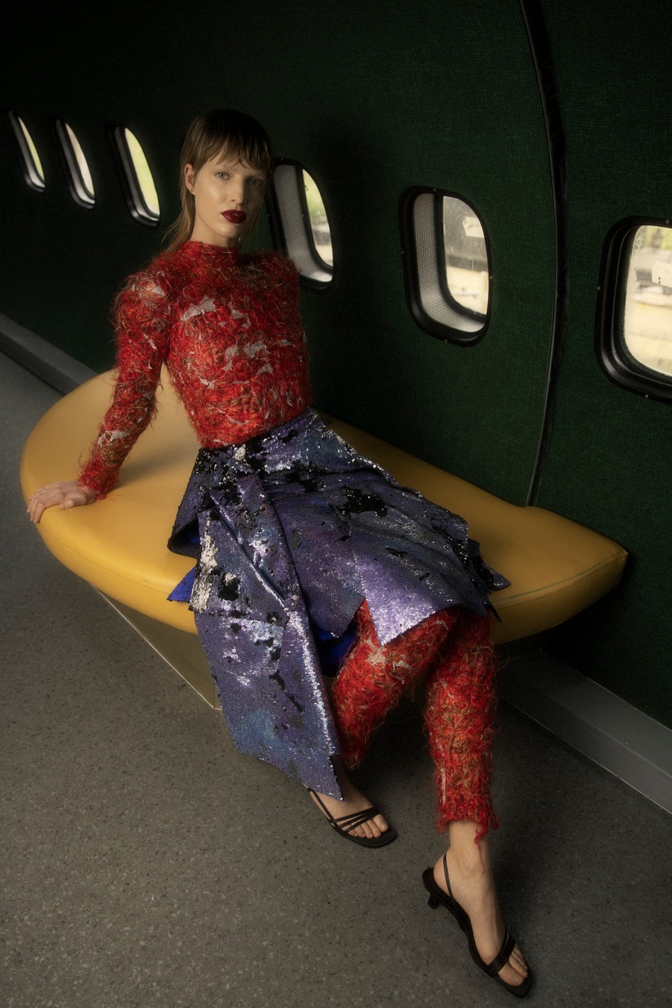 Blézer RACHEL KLOK | Szoknya ALIET MOES | Fülbevaló GEORGIAN DUO ESHVI | Zokni WOLFORD | Szandál FEDERIEKE BROEKGAARDEN