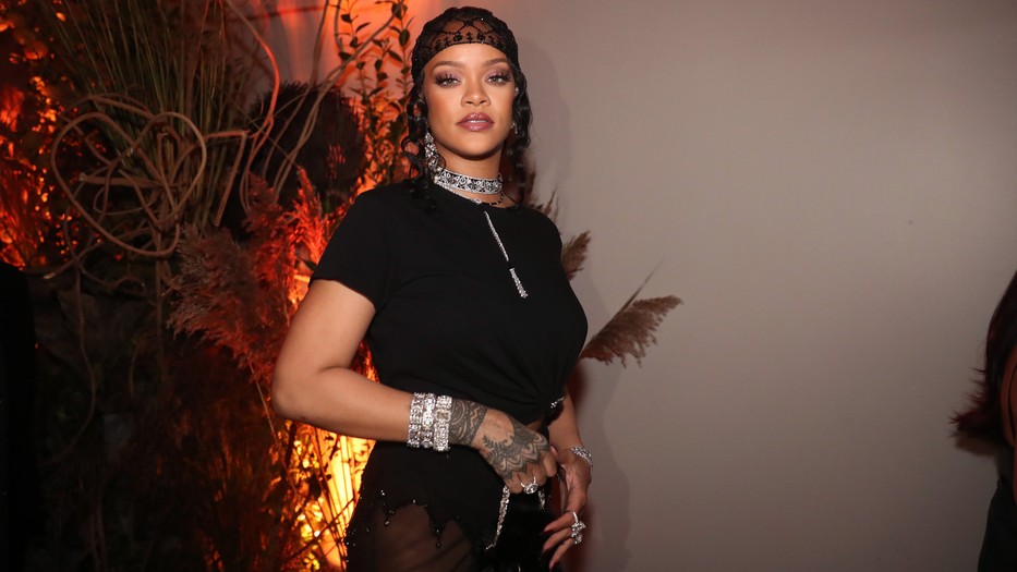 Rihanna Oscar Gold Party szettjét látnod kell!