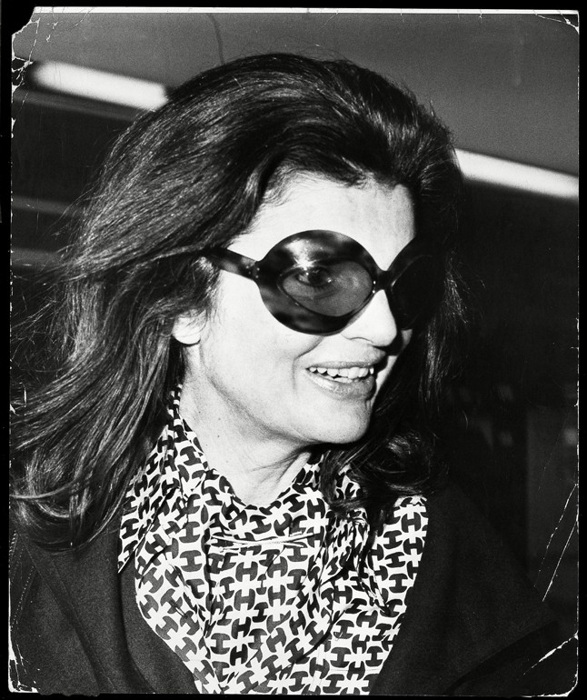 Jackie Kennedy egy ma már elmaradhatatlan, "rejtőzködő" napszemüvegben