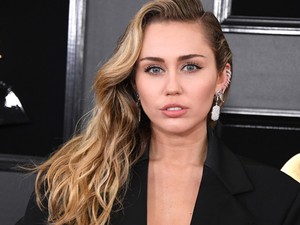 Miley Cyrus háromszor mutatta meg cicijét a Grammy-gálán