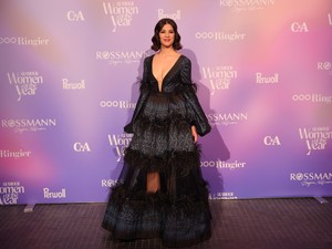 Ördög Nóra a világ legmélyebb dekoltázsával is kifinomult volt a GLAMOUR Women of the Year gála vörös szőnyegén