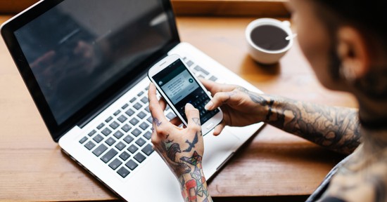 Meggondolatlan Facebook-posztok, kínos képek - te figyelsz a digitális lábnyomodra?