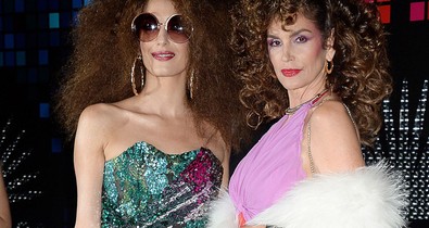 Durva afro-frizurában bulizott Amal Clooney és Cindy Crawford!
