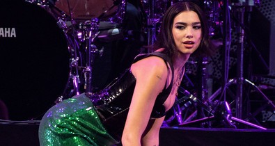 Dua Lipa, Miley Cyrus: rákaptak a miniszoknyára a sztárok így télire