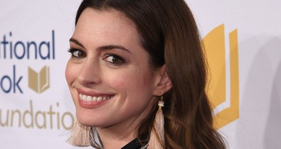 Új hajszínre váltott Anne Hathaway, és sajnos nem áll neki annyira jól