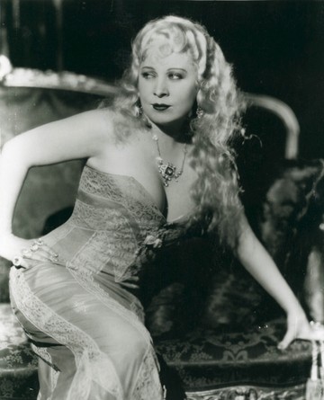 Mae West  az 1920-30-as években volt híres hollywoodi színésznő és szexszimbólum. Híres mondása: "Nem én fedeztem fel az áramvonalas formát, én csak megmutattam." Legendás dekoltázsával sem fukarkodott.