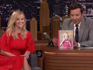 Reese Witherspoon egy nap alatt 5 szuperstílusos ruhát viselt