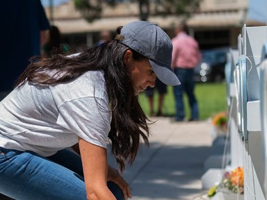 Meghan Markle a helyszínen emlékezett meg az iskolai lövöldözés áldozatairól