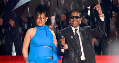 Álomszép meztelenruhában jelent meg az állapotos Rihanna, nem akármiben randizott az énekesnő