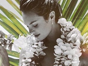 Bikiniben mutatta meg a kerekedő pocakját a bombázó topmodell