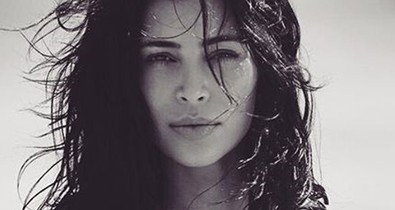 Kim Kardashian a szülés után máris fürdőruhás képen domborít