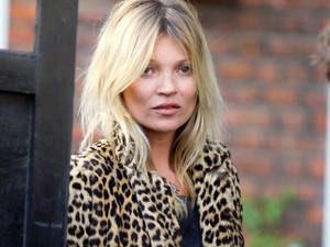 Virágtenger, ajándékhalmok, Porsche - Ilyen volt Kate Moss szülinapja