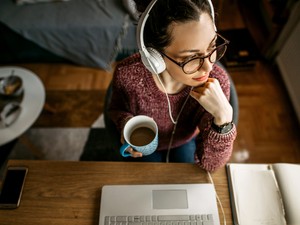 Míg egy tinédzser általában arra törekszik, hogy ötöst kapjon vagy felvegyék az egyetemre, addig felnőttként magunknak tűzhetünk ki tanulási célokat