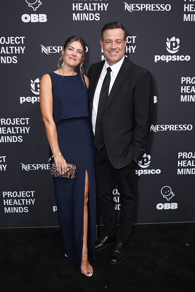 Carson Daly és Siri Pinter: A népszerű amerikai műsorvezető és felesége a harmadik gyermekük várandóssága, valamint az apa alvási apnoéja miatt kényszerültek külön ágyba, ami végül megmentette a házasságukat. A People magazinnak adott interjújában Carson Daly így mesélt a döntésükről: „Az alvási különválás a legjobb dolog, ami valaha történt velünk... Ez volt a legjobb nekünk, és megmentette a házasságunkat.”