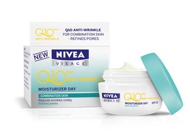 Q10plus pórusfinomító ránctalanító nappali arckrém NIVEA 3799 Ft/50 ml (GLAMOUR-kuponnal -25%=2846 Ft)Ezt a krémet könnyed állagának köszönhetően nagyon hamar beszívja bőröd, így különösen jó szolgálatot tesz majd akkor is ha éppen sietsz. Amellett, hogy elősegíti a ráncok kialakulása elleni védekezést, növeli a bőr saját védekezési mechanizmusát. Ráadásul a tizenöt faktoros UVB és a hatékony UVA szűrők védik a bőrt a nap okozta korai öregedéssel szemben. 