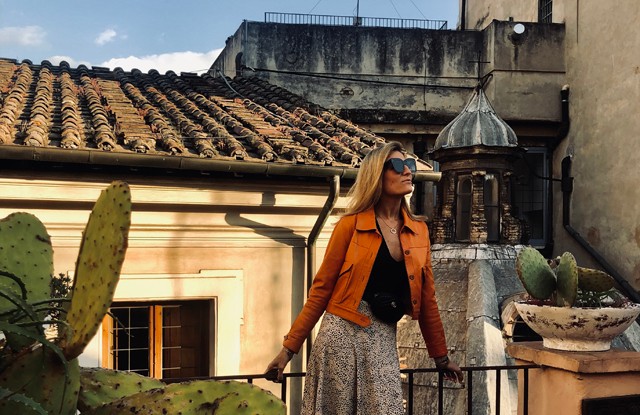 Lefkovics Szonja ma egy nagyon menő dzsekit választott barátnője ruhatárából